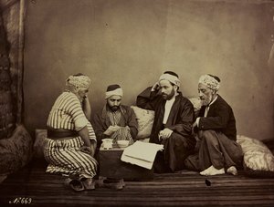 Album Damas et Baalbek: Um grupo de sírios sentados em volta de uma mesa de Félix Bonfils