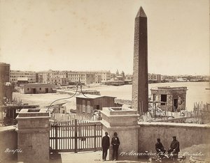 Alexandria, Egipto: o Obelisco de Cleópatra, com quatro homens a posar para a fotografia de Félix Bonfils