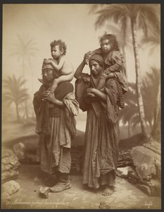 Beduínos com os seus filhos ao colo de Félix Bonfils