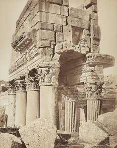 Detalhe dos pronaos do Templo de Baco, na zona arqueológica de Heliópolis ou Baalbek, antiga cidade síria, hoje Líbano. de Félix Bonfils