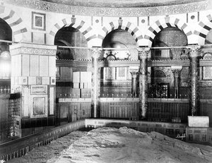 Interior da Mesquita de Omar em Jerusalém. Duas fileiras de pilares e colunas de mármore rodeiam a rocha sagrada aos judeus e aos muçulmanos.