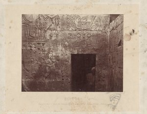 Homem em een ​​deuroopening no templo van Ramses III no Egito Esculturas no Templo de Ramsés III, na parte de trás do 2º pátio, à direita (Karnak) - Tebas (título do objeto) Egito (título da série no objeto) de Félix Bonfils