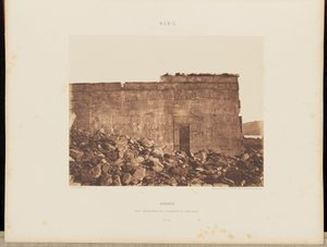 Dandoûr. Parede sul do exterior do Santuário de Félix Teynard