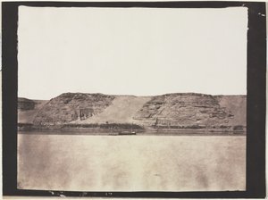 Vista geral dos monumentos esculpidos na rocha com Dahabieh do fotógrafo. Abu Simbel de Félix Teynard