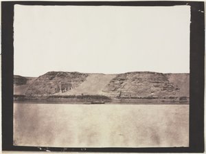 Vista geral dos monumentos esculpidos na rocha com os fotógrafos Dahabieh. Abu Simbel, 1851-1852. de Félix Teynard