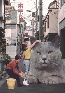 Crianças lavando um gato gigante nas ruas de Tóquio