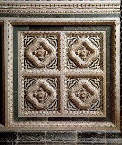 Detalhe da parede de mármore que suporta o púlpito de mármore de Florentine School