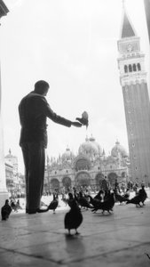 Japão e Itália: o escultor Ernesto Michahelles disse Thayaht na Praça de São Marcos em Veneza