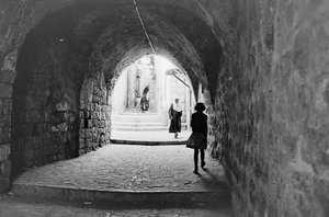 Estrada nos souks da Cidade Velha de Jerusalém