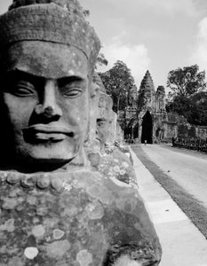 Estátua na rua de acesso em Angkor Espinho em Cambogia