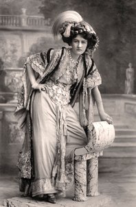 Elizabeth Firth, atriz, 1908.