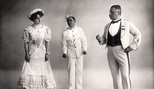 Florence Jameson, Reginald Switz e Alfred Clarke em uma cena de The Blue Moon, século XX. de Foulsham and Banfield