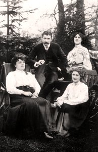 Zena 1887-1975 e Phyllis Dare 1890-1975, atrizes inglesas, com seus pais, 1906. de Foulsham and Banfield
