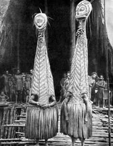 Máscaras e viseiras de duende usadas como auxiliares de beleza, Papua, Nova Guiné, 1936. de Fox Photos