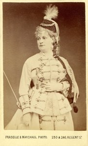 La Grande-Duchesse de Gérolstein" de Offenbach (opéra-bouffe) com Emily Soldene que desempenhou um papel na produção de Londres de 1867 (Covent Garden) de Fradelle & Marshall