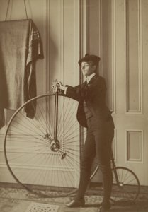 Dentro de casa com uma bicicleta Penny Farthing Bicycle, c.1890 (foto sépia) de Frances Benjamin Johnston
