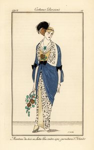 Mulher com vestido de cetim azul cinzas com renda irlandesa. Manteau du soir en cetim bleu cendre avec garnitures d