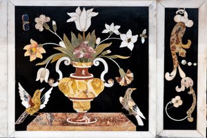 O altar principal, equipado com duas mesas, sobrepostas por um grandioso tabernáculo de mármore, detalhe de Francesco Antonio Corbarelli