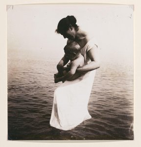 Montagem de mulher com o bebé e o mar em fundo de Francesco Michietti