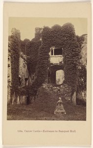 Carew Castle - Entrada para o salão de banquetes. de Francis Bedford