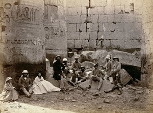 Fotografia de grupo no hall das colunas, Karnak, Tebas, 1862