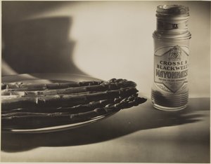 [Natureza morta com espargos e frasco de maionese] de Francis Bruguière