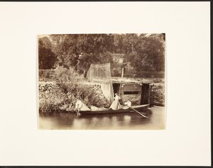 [Mulheres a andar de barco]. de Francis Edmond Currey