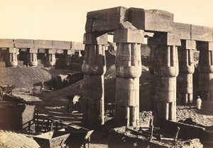 "Egito e Palestina": colunata do pátio do festival de Amenhotep III no templo de Luxor (El-Uqsor), Egito de Francis Frith