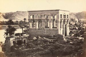 "Egito e Palestina": pavilhão de Trajano no monumental complexo de Filae, Ilha de Agilkia, arredores de Assuan, Egito de Francis Frith