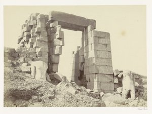 Pilão de granito do Templo de Karnak A torre de granito. Karnac (título no objeto) de Francis Frith