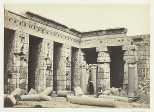 Tribunal Interior de Medinet Habbo, Tebas, 1857. de Francis Frith