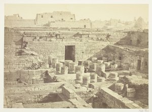 Nova escavação em Medinet-Haboo, 1860, impressa em 1862. de Francis Frith