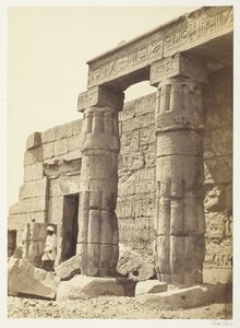 Pórtico do Templo de Goorneh, 185862. de Francis Frith