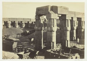 Parte do Grande Templo As Lojas do Governo, Luxor, 1857. de Francis Frith