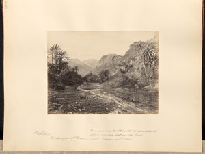 Refidim, deserto de Parã. Cenário de uma batalha contra os amalequitas quando Moisés se sentou no monte com Aarão e Hur. de Francis Frith