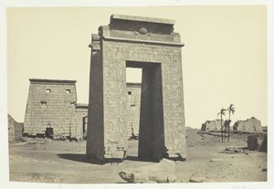 Gateway esculpido, Karnac, 1857. de Francis Frith