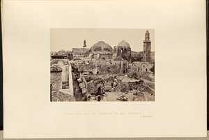 Vista da rua com a Igreja do Santo Sepulcro, Jerusalém de Francis Frith
