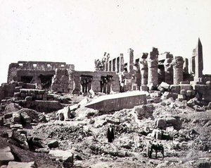O Templo de El-Karnak do Sudeste, c.1856-59 (foto sépia) de Francis Frith