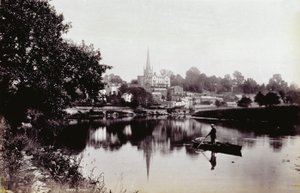 A cidade de Ross-On-Wye, vista de uma margem do rio. Em primeiro plano, um homem em pé num barco a remos. de Francis Frith