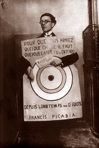 André Breton como homem-sanduíche alvo (de Picabia) no festival Dada, Paris, 27 de março de Francis Picabia