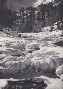 Alpes Peninos: Frozen Stream (foto em preto e branco)