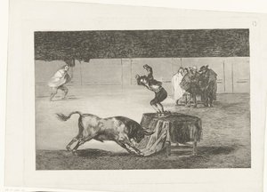 Toureiro de pé sobre uma mesa numa arena
Otra locura suya en la misma plaza
La Tauromaquia (título da série)
Tourada (título da série) de Francisco de Goya