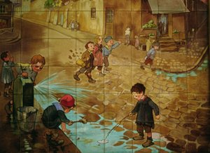 Azulejos com crianças a brincar na rua (cerâmica vidrada)