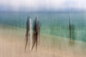 Figuras difusas na praia