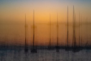 Veleiros ao pôr-do-sol desfocados