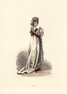 Mulher de vestido branco com acabamentos em veludo preto.