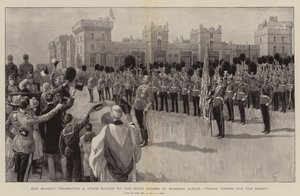 Sua Majestade, apresentando uma cor do Estado para os guardas escoceses no Castelo de Windsor, três elogios para a rainha