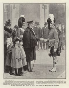 O rei distribuindo medalhas de guerra para Argyll e Sutherland Highlanders em Balmoral