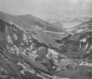 Um barranco íngreme cortado pelo rio Alph através da geleira de Koettlitz, c1911, 1913