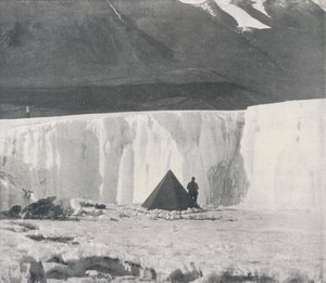 Alcove Camp em um barranco de superfície da geleira Taylor, c1911, 1913